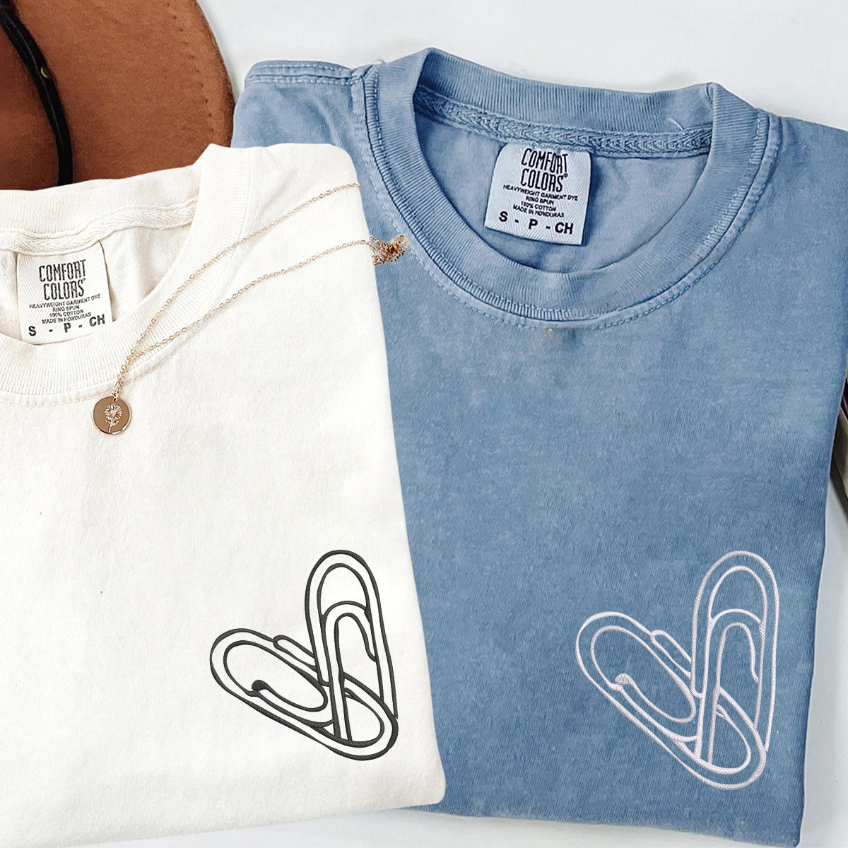 T-shirts personnalisés assortis avec cœur en forme de trombone brodé pour couples