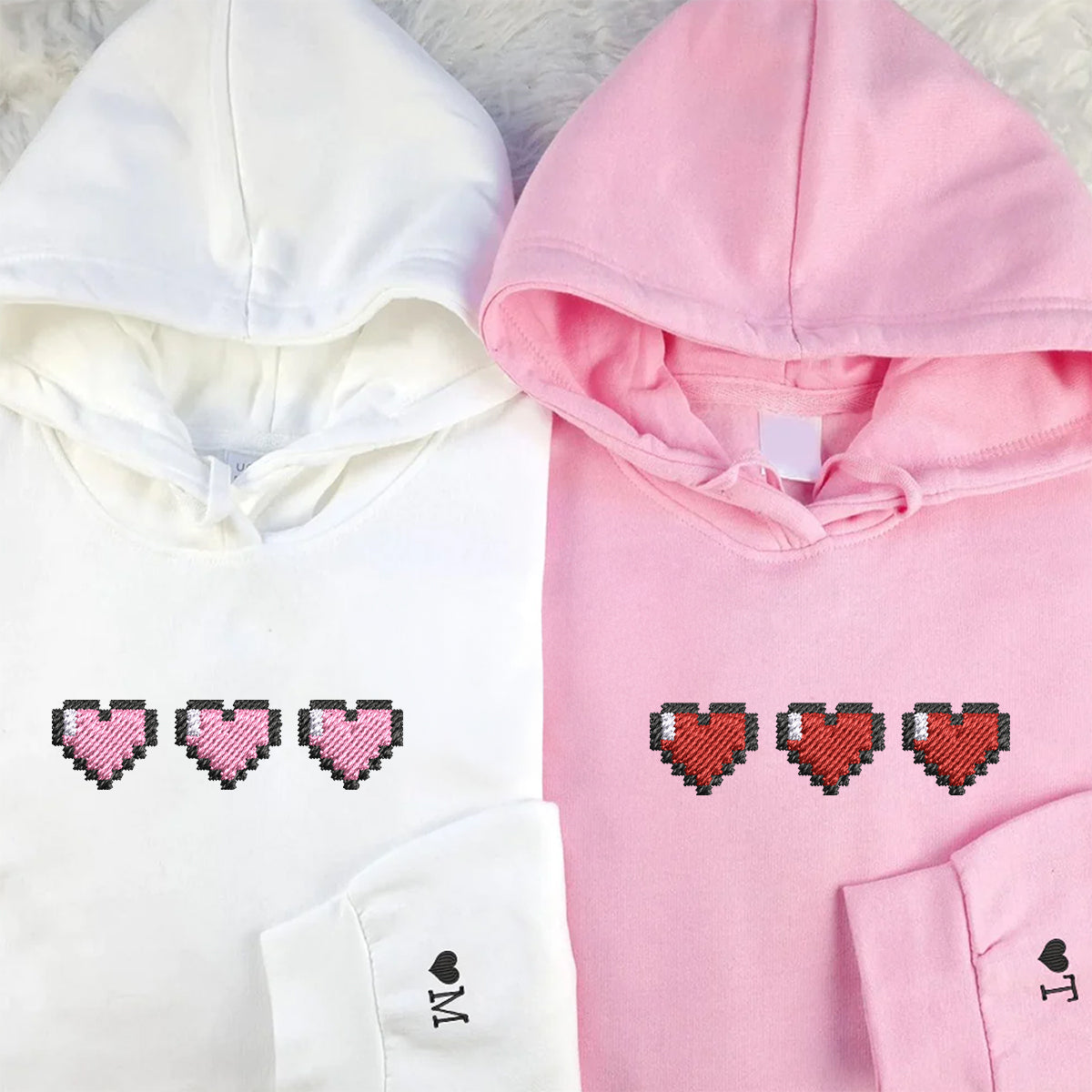 Sweats à capuche assortis avec cœurs pixelisés brodés personnalisés pour couples