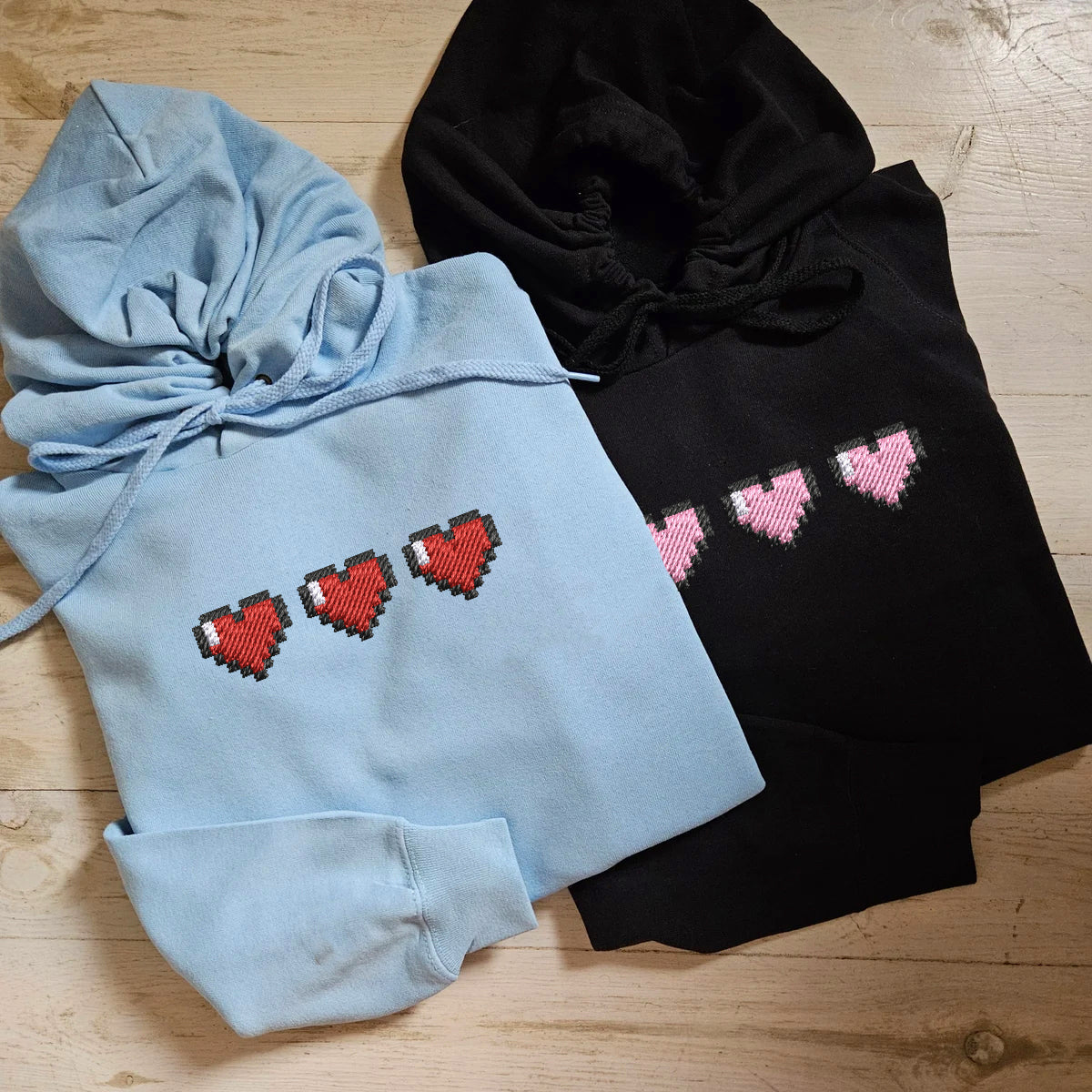 Sweats à capuche assortis avec cœurs pixelisés brodés personnalisés pour couples