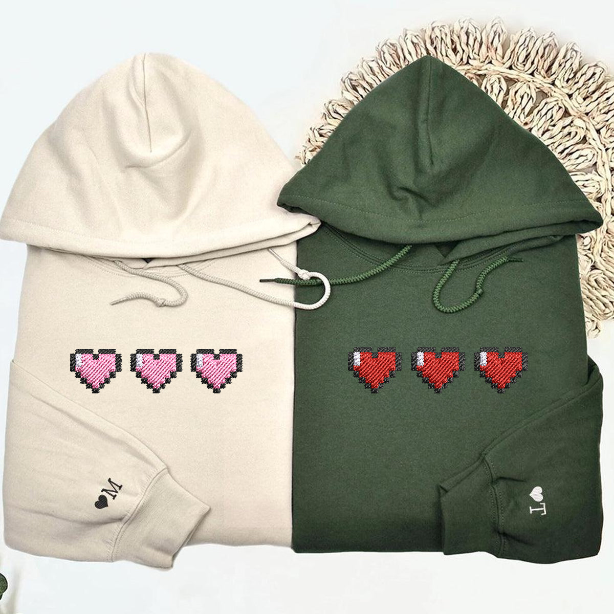 Sweats à capuche assortis avec cœurs pixelisés brodés personnalisés pour couples