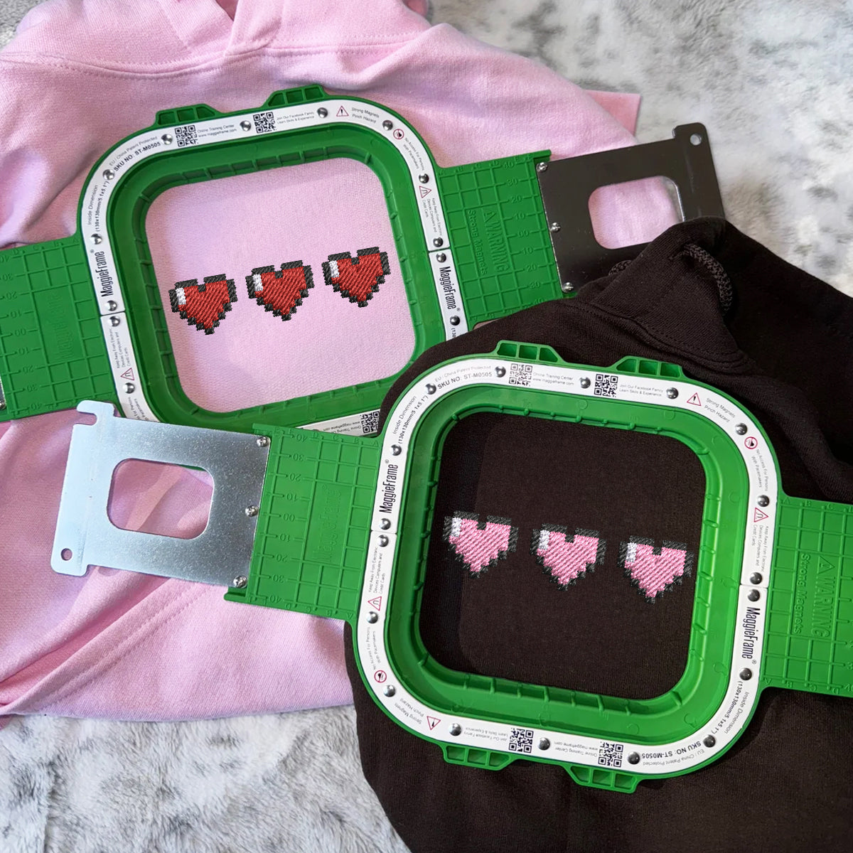 Sweats à capuche assortis avec cœurs pixelisés brodés personnalisés pour couples