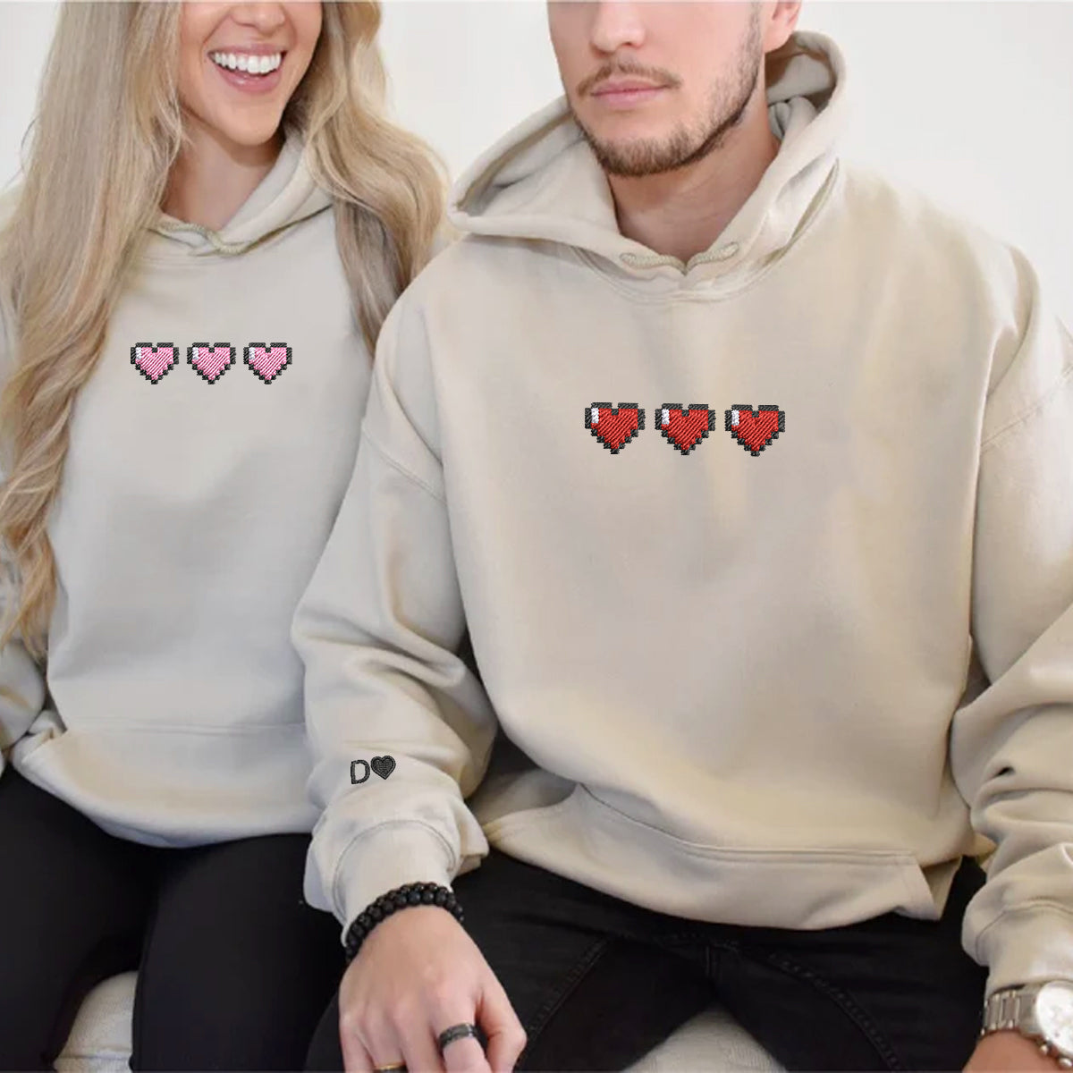 Sweats à capuche assortis avec cœurs pixelisés brodés personnalisés pour couples
