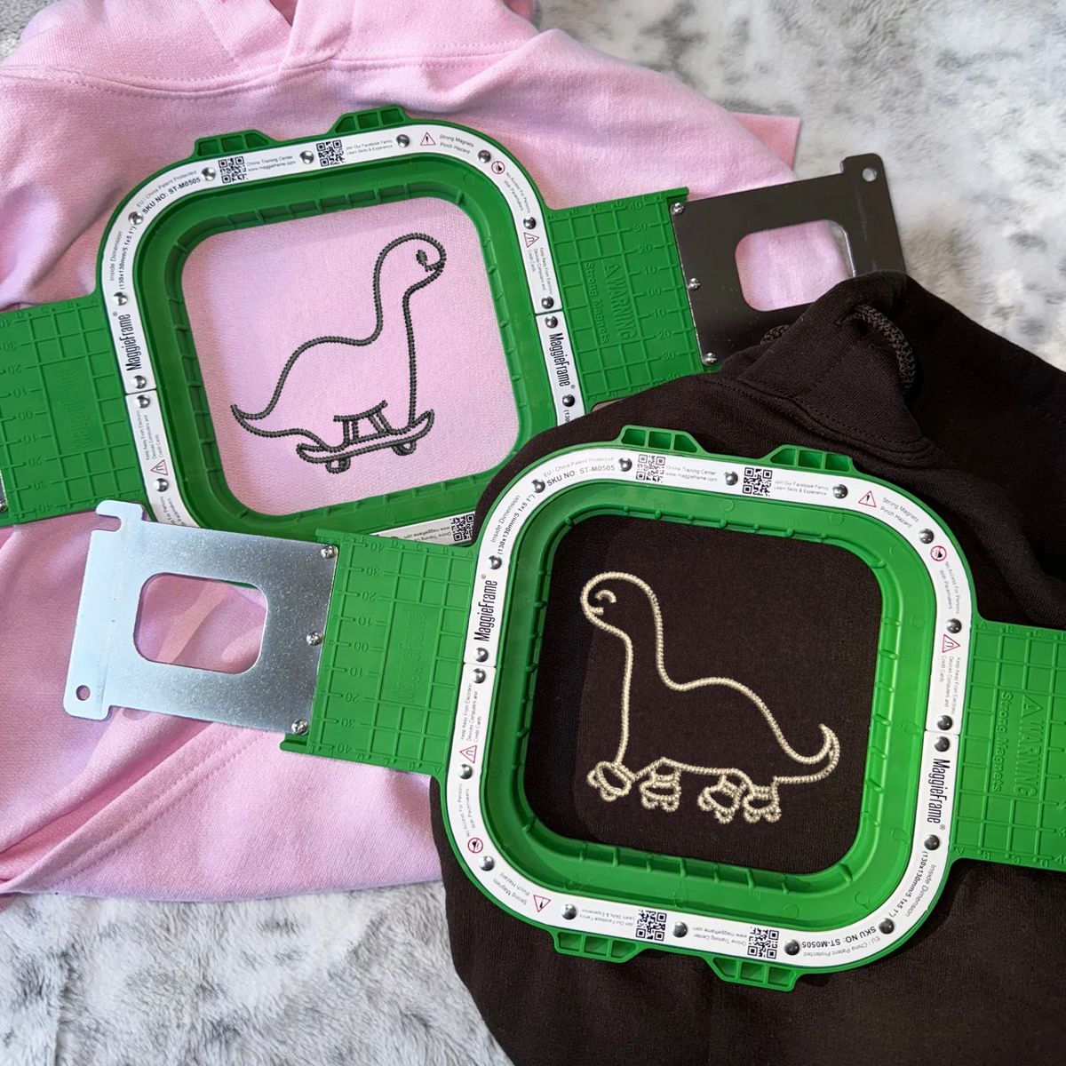 Individuell bestickte Skater-Dino-Kapuzenpullover für Paare