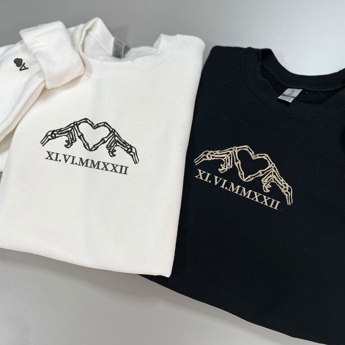 Individuell bestickte Skelett-Herz-Kapuzenpullover mit römischen Ziffern für Paare
