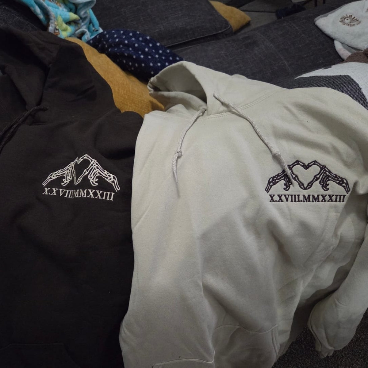 Individuell bestickte Skelett-Herz-Kapuzenpullover mit römischen Ziffern für Paare
