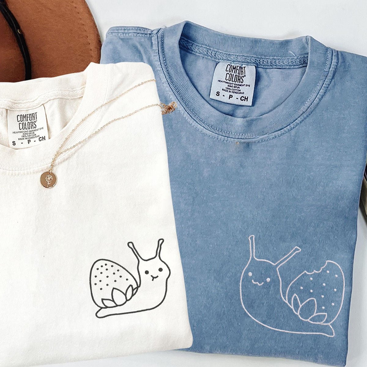 T-shirts assortis brodés personnalisés avec motif fraise et escargot pour couples