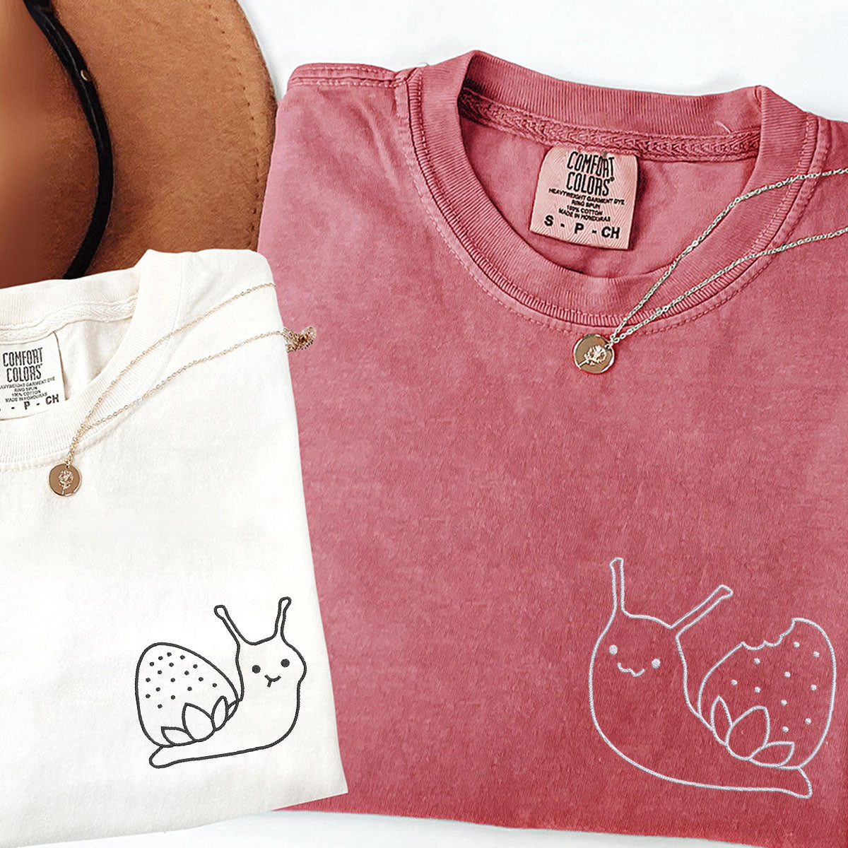 T-shirts assortis brodés personnalisés avec motif fraise et escargot pour couples