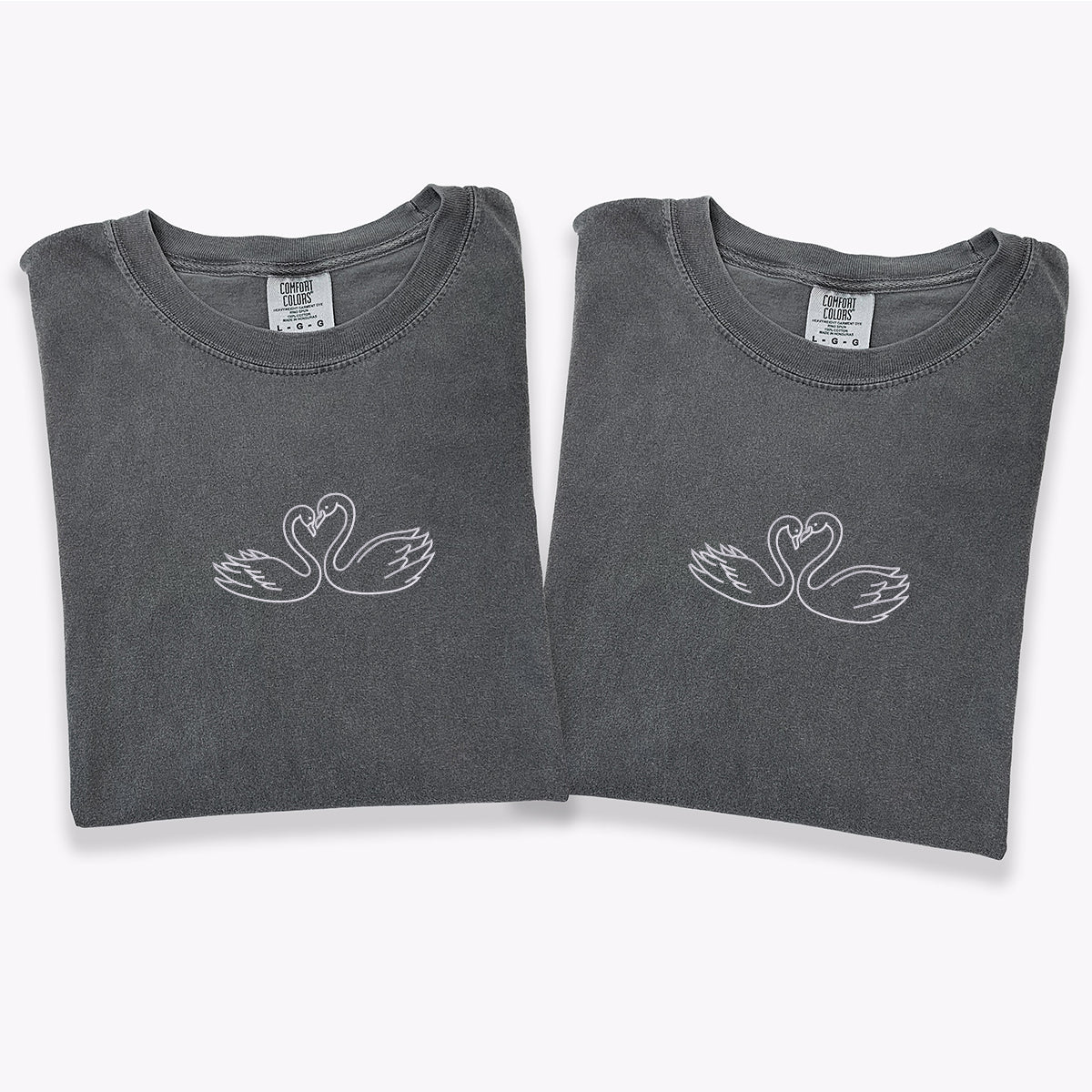 T-shirts assortis personnalisés avec motif cygne brodé pour couples