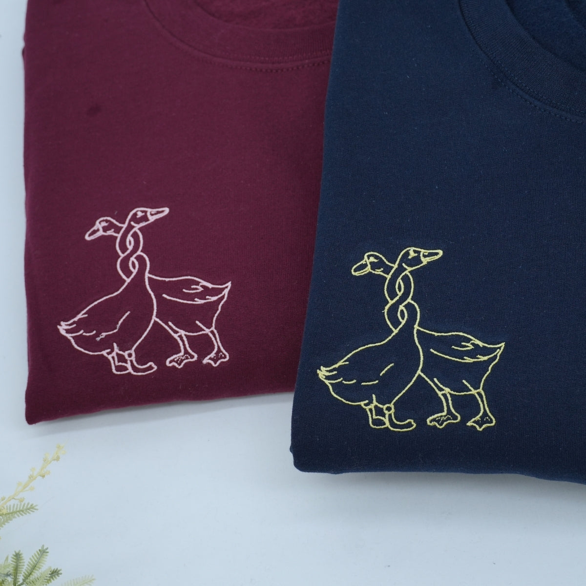 T-shirts assortis personnalisés avec motif cygne brodé pour couples