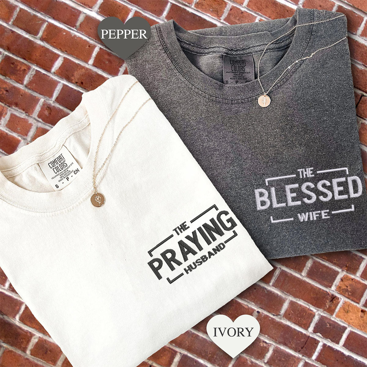 Individuell bestickte T-Shirts mit dem Spruch „Der betende Ehemann“ für Paare