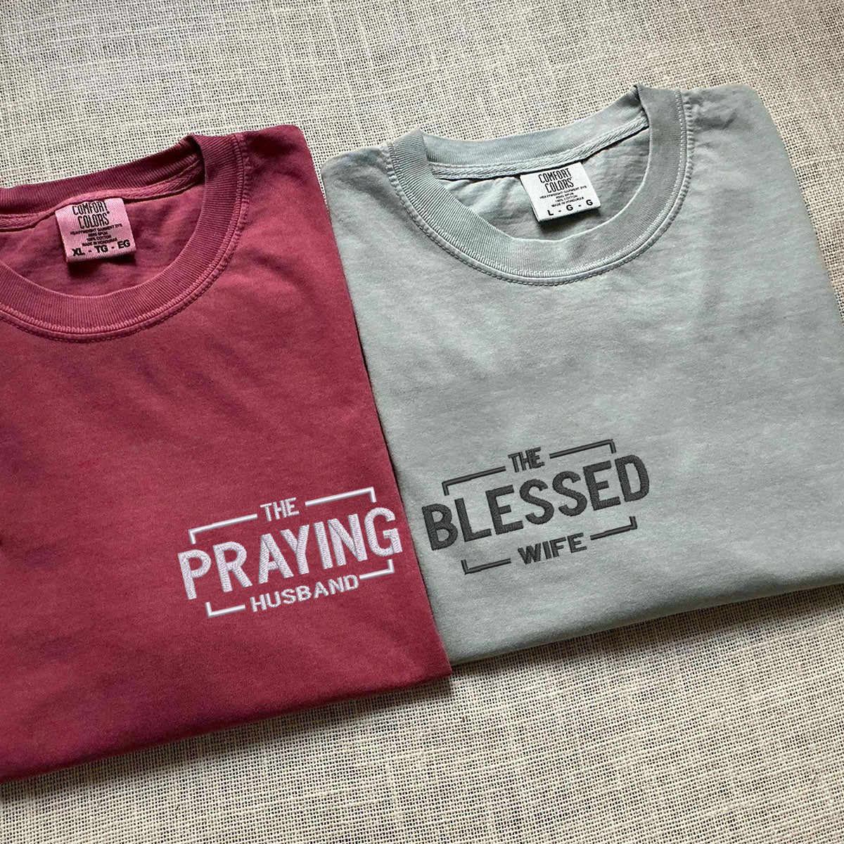 Individuell bestickte T-Shirts mit dem Spruch „Der betende Ehemann“ für Paare