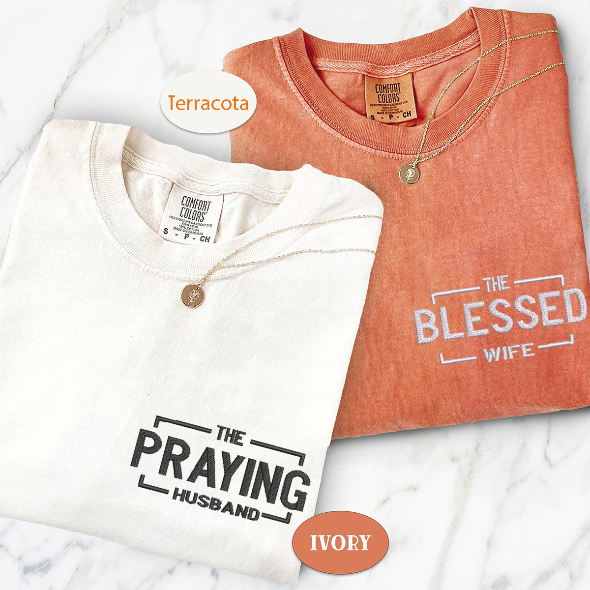 Individuell bestickte T-Shirts mit dem Spruch „Der betende Ehemann“ für Paare