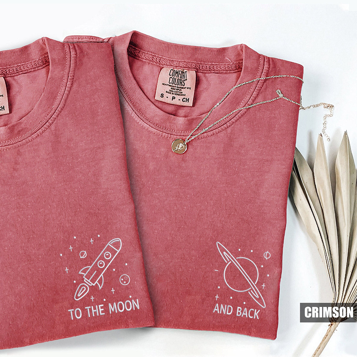 Individuell bestickte T-Shirts für Paare mit der Aufschrift „Bis zum Mond und zurück“