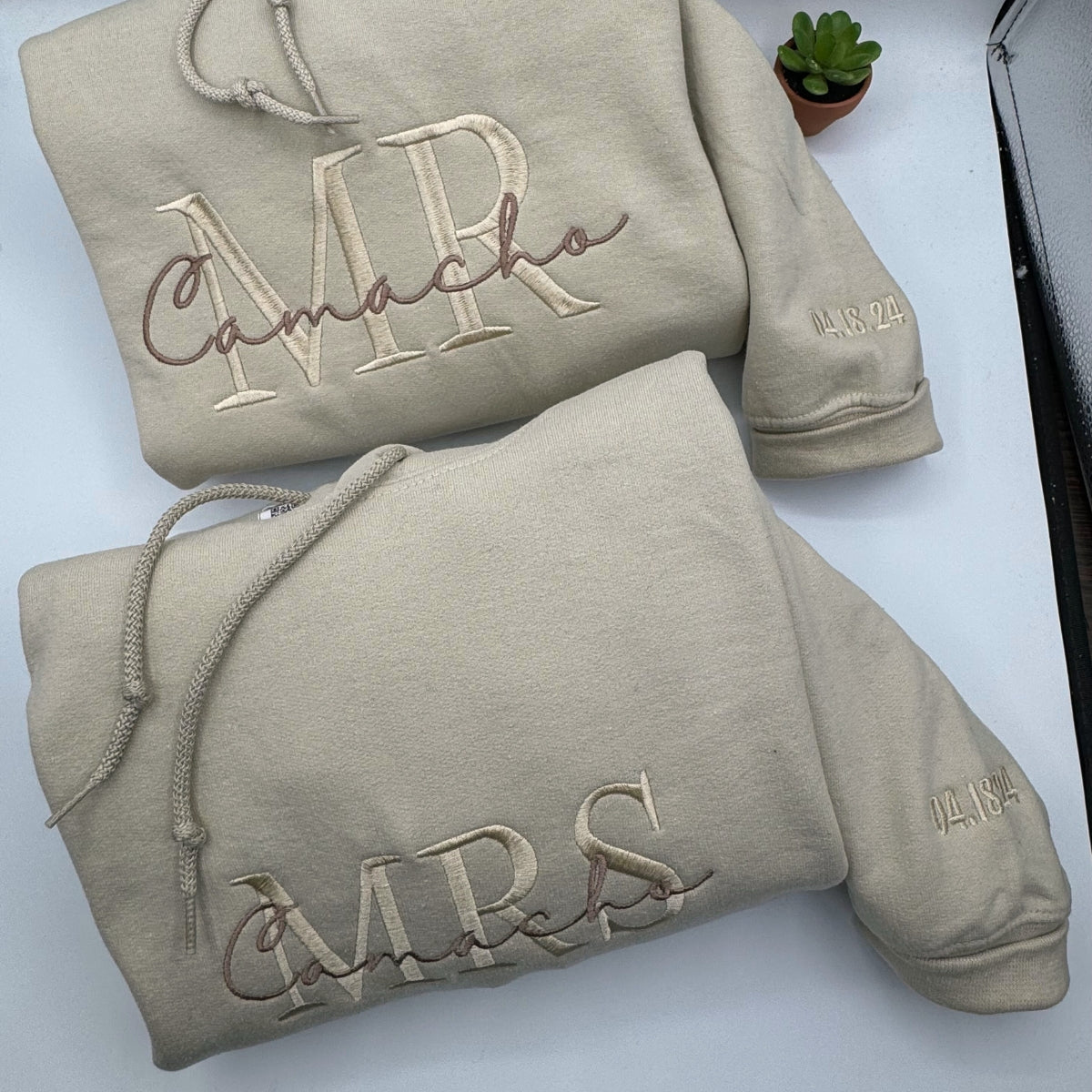 Bestickte Mr & Mrs Hoodies oder Sweatshirts