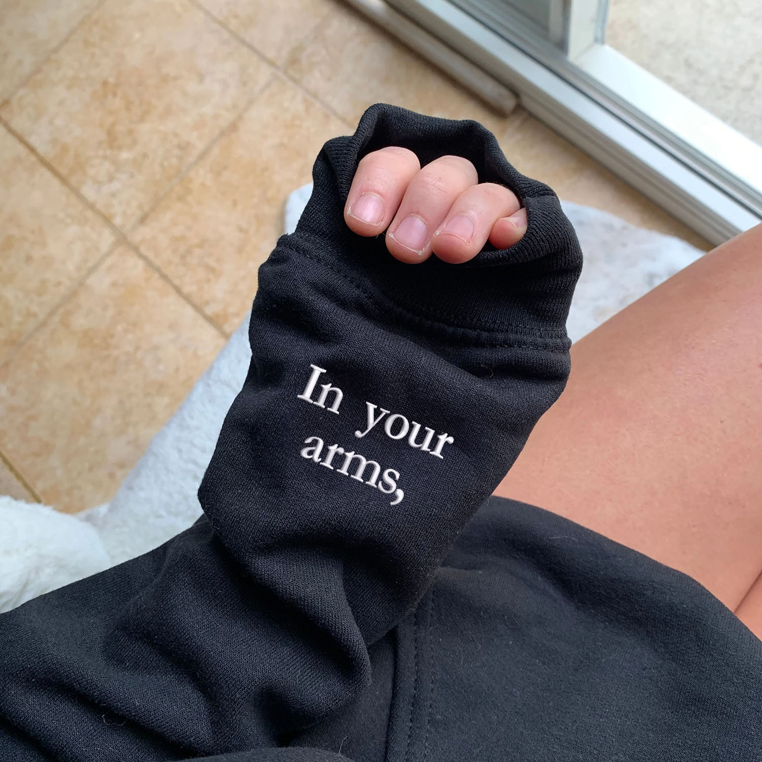 Individuell bestickte „In deinen Armen habe ich mein Zuhause gefunden“-Kapuzenpullover für Paare