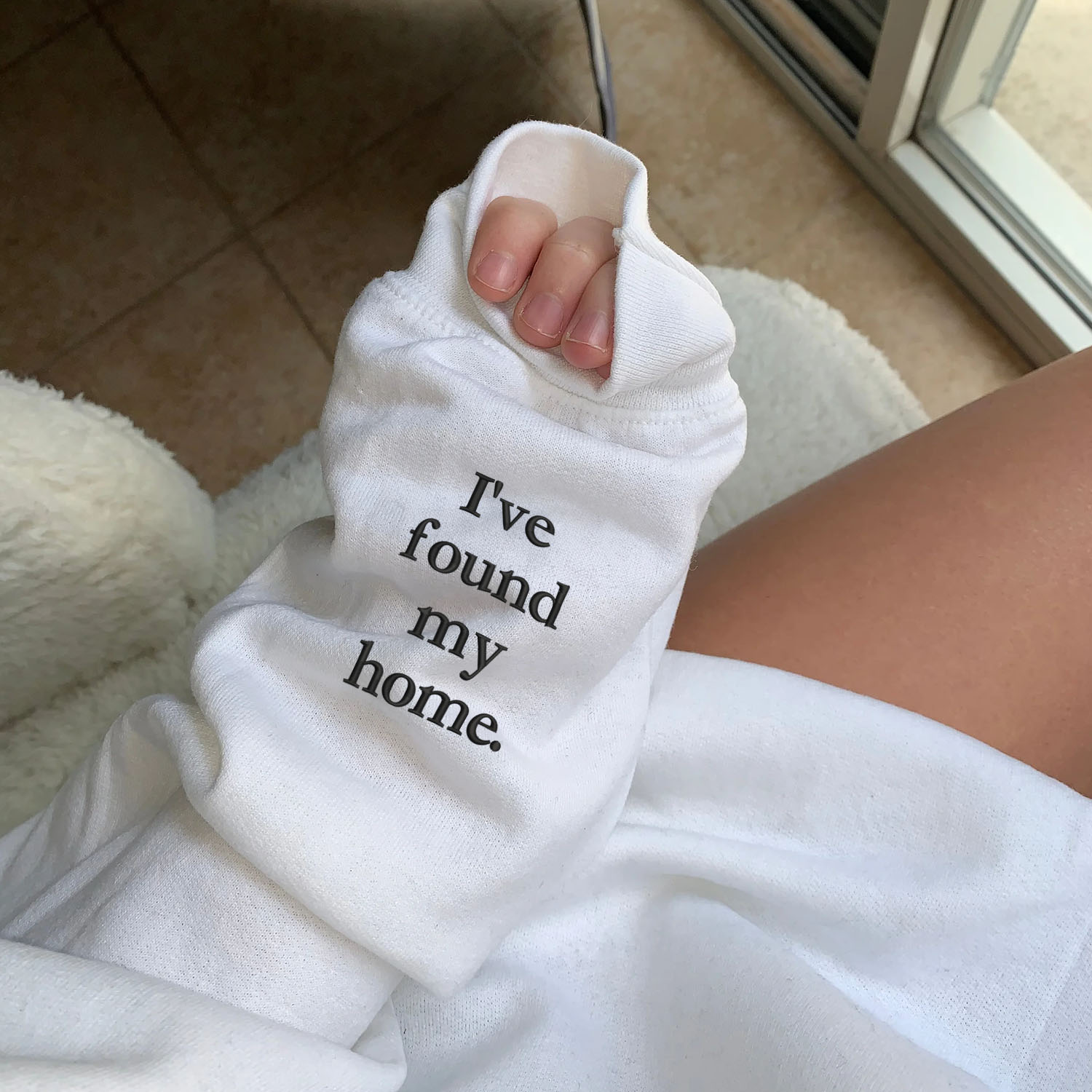 Individuell bestickte „In deinen Armen habe ich mein Zuhause gefunden“-Kapuzenpullover für Paare