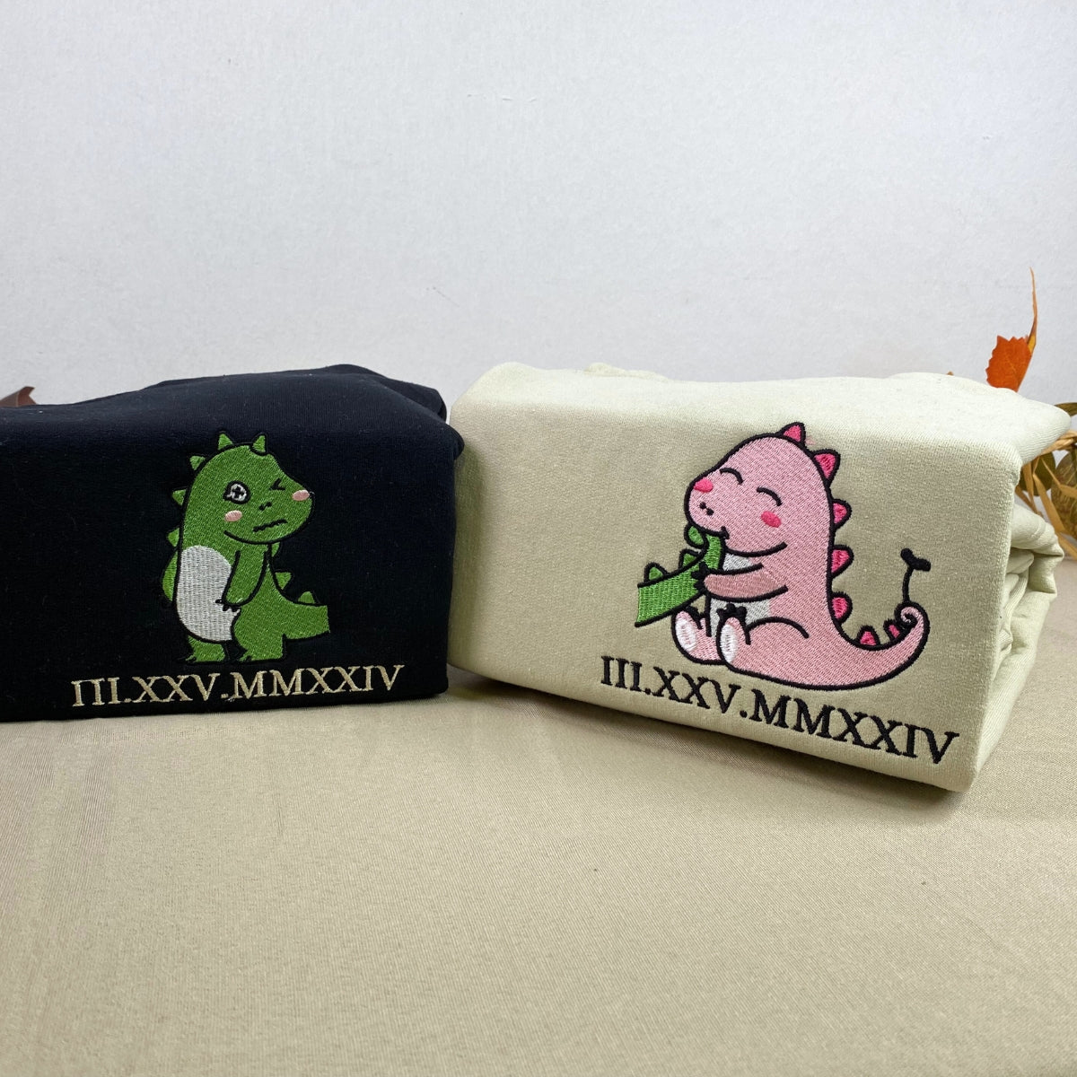 Schönes Paar Dinosaurier benutzerdefinierte römische Ziffer passende bestickte Hoodies für Paare