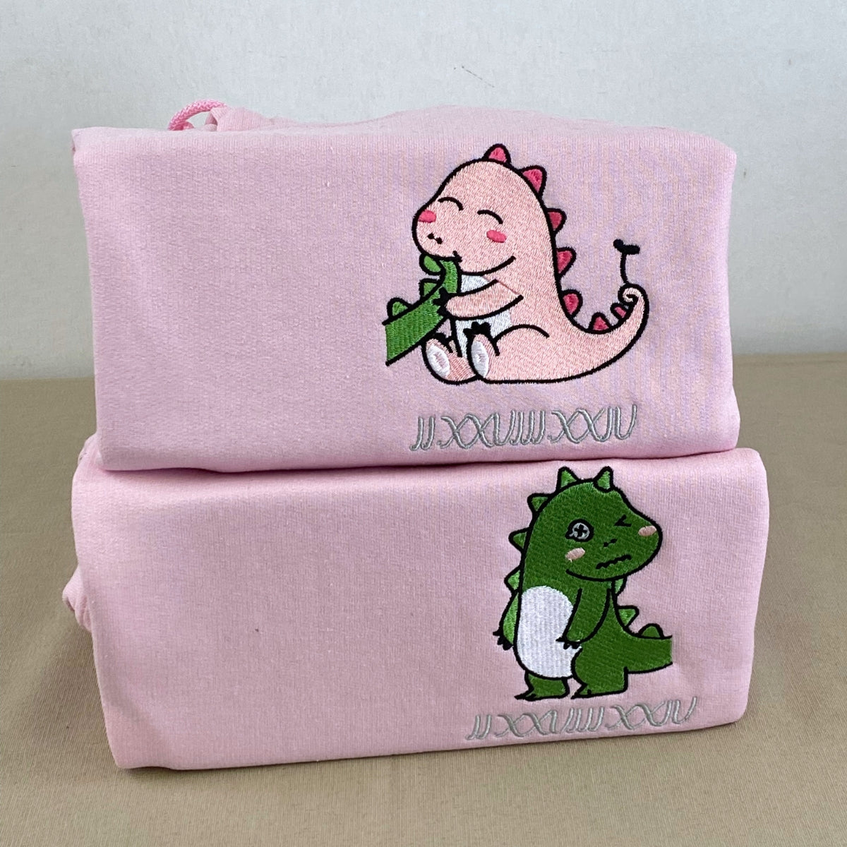 Schönes Paar Dinosaurier benutzerdefinierte römische Ziffer passende bestickte Hoodies für Paare