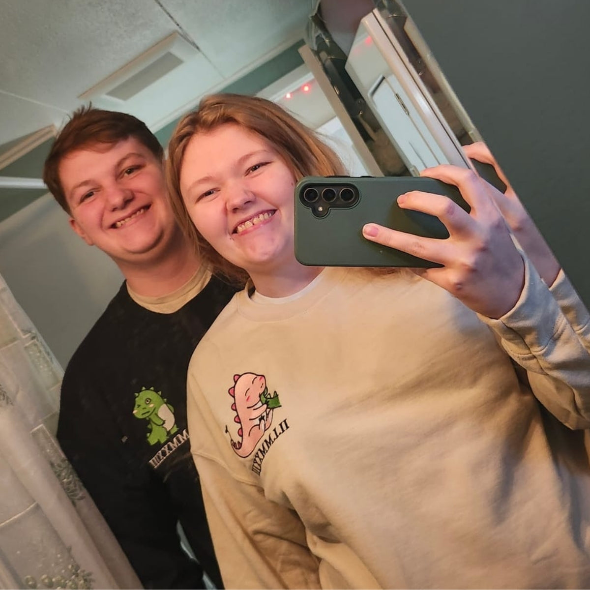 Schönes Paar Dinosaurier benutzerdefinierte römische Ziffer passende bestickte Hoodies für Paare