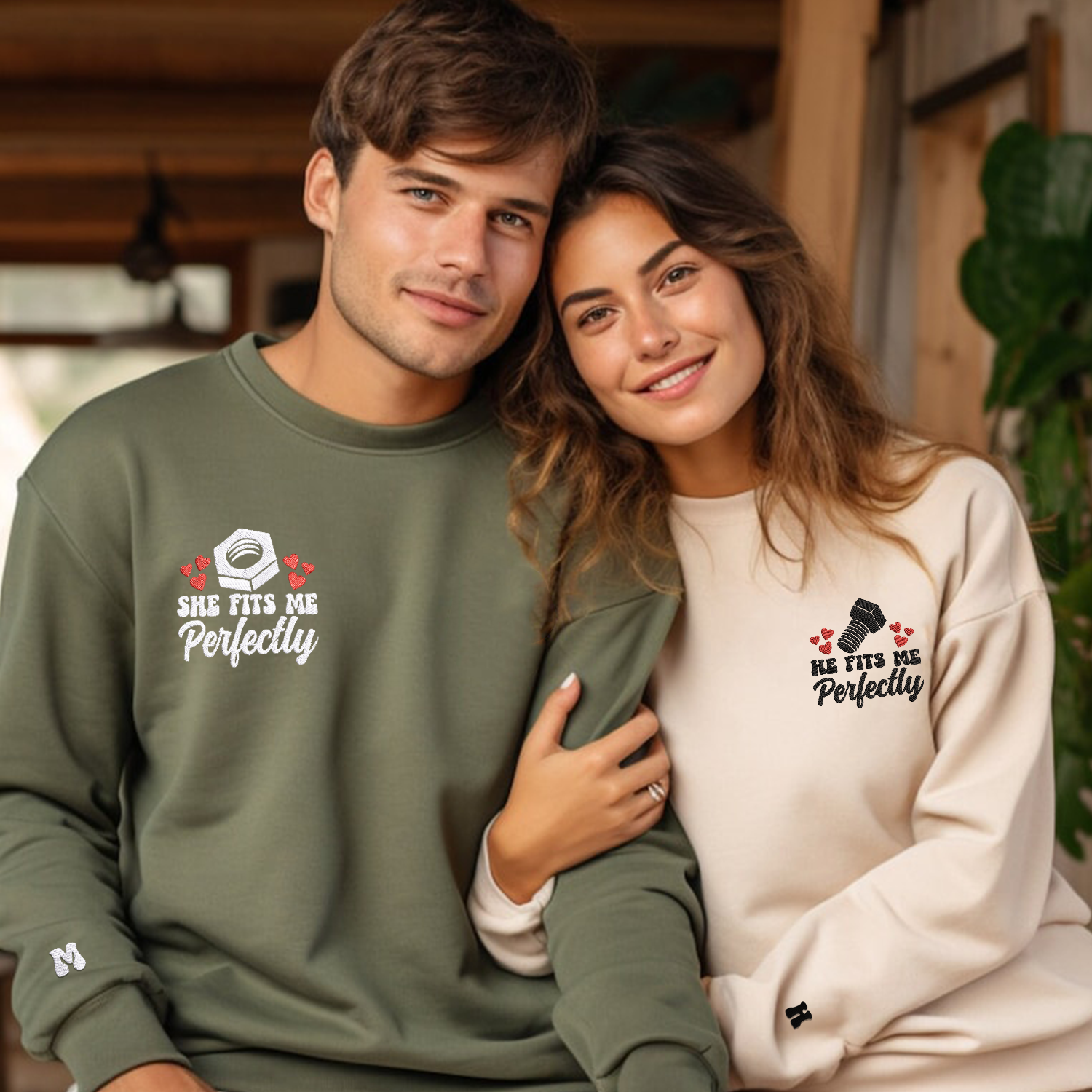 Personalisierte „Er passt mir perfekt“-Kapuzenpullover mit Stickerei für Paare
