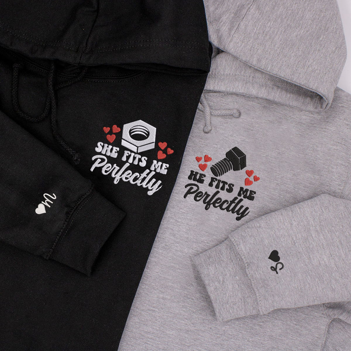 Personalisierte „Er passt mir perfekt“-Kapuzenpullover mit Stickerei für Paare