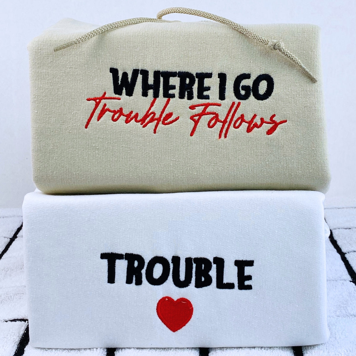 Where I Go Trouble Follows Individuell bestickte passende Hoodies für Paare
