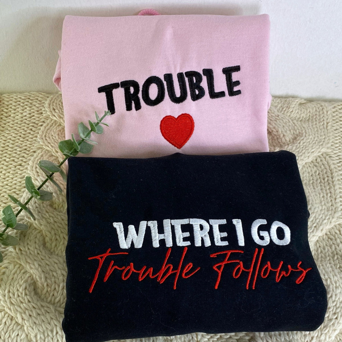 Where I Go Trouble Follows Individuell bestickte passende Hoodies für Paare