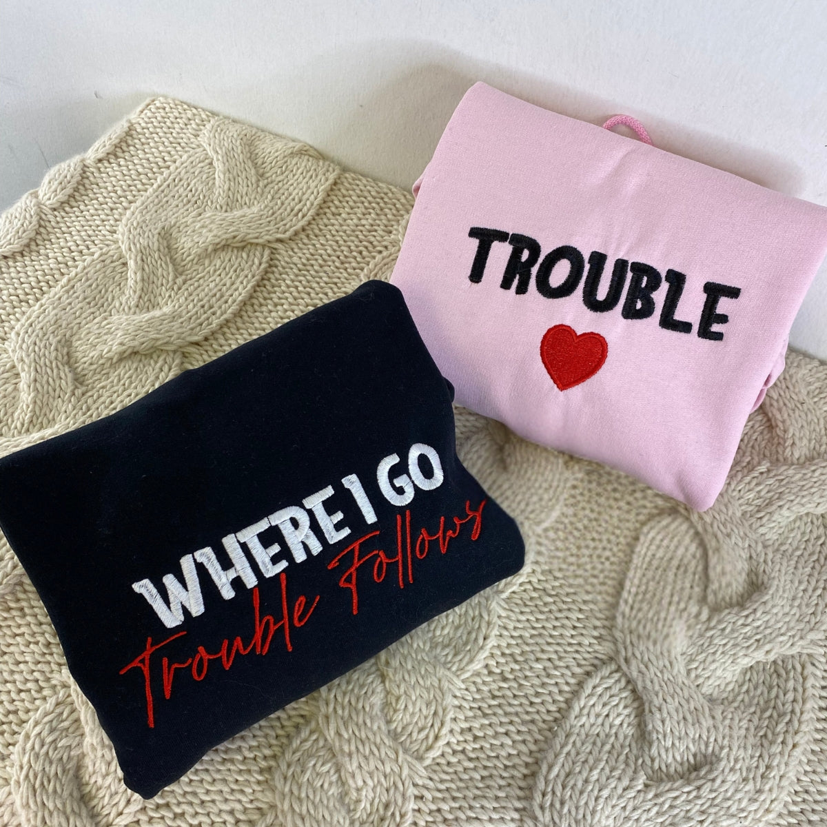 Where I Go Trouble Follows Individuell bestickte passende Hoodies für Paare