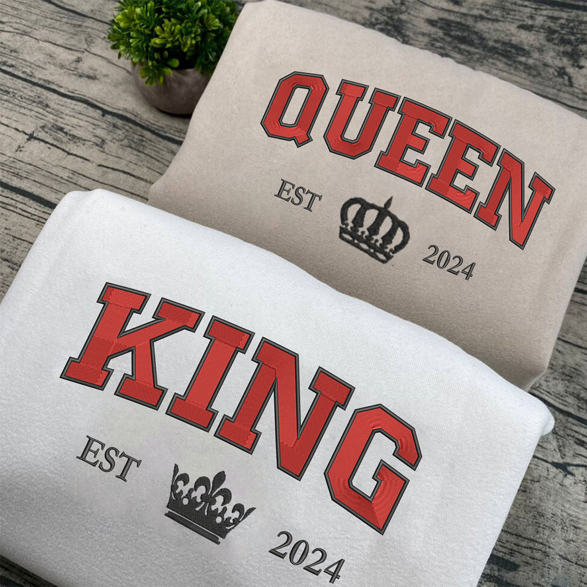 Individuell bestickte König- und Königin-Kapuzenpullover mit passendem Est-Jahr für Paare