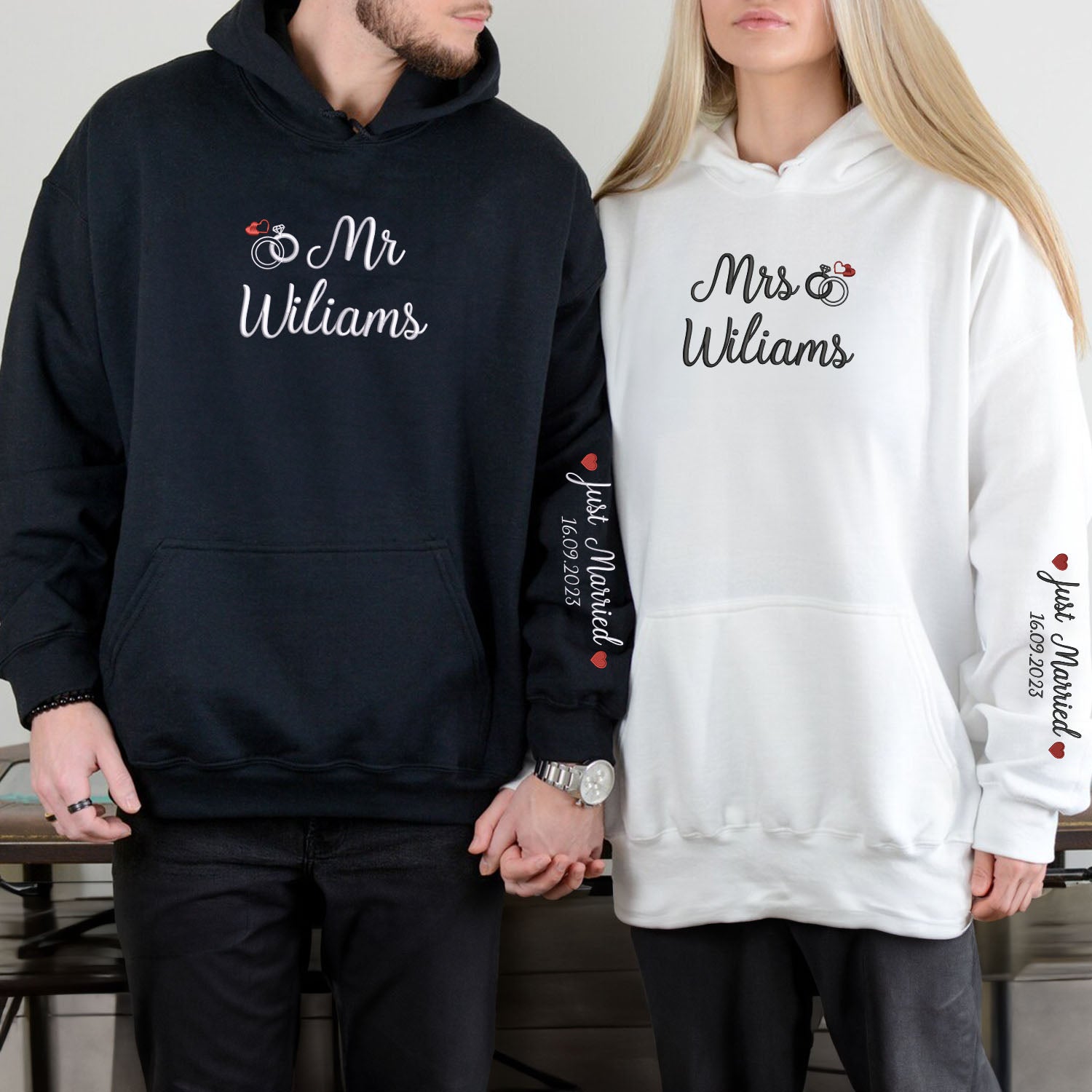 Bestickte Mr & Mrs Hoodies oder Sweatshirts mit individuellem Aufdruck am Ärmel