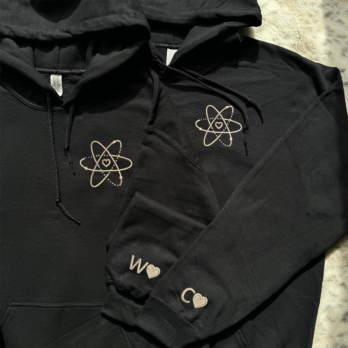 Individuell bestickte Atom Love Passende Hoodies für Paare