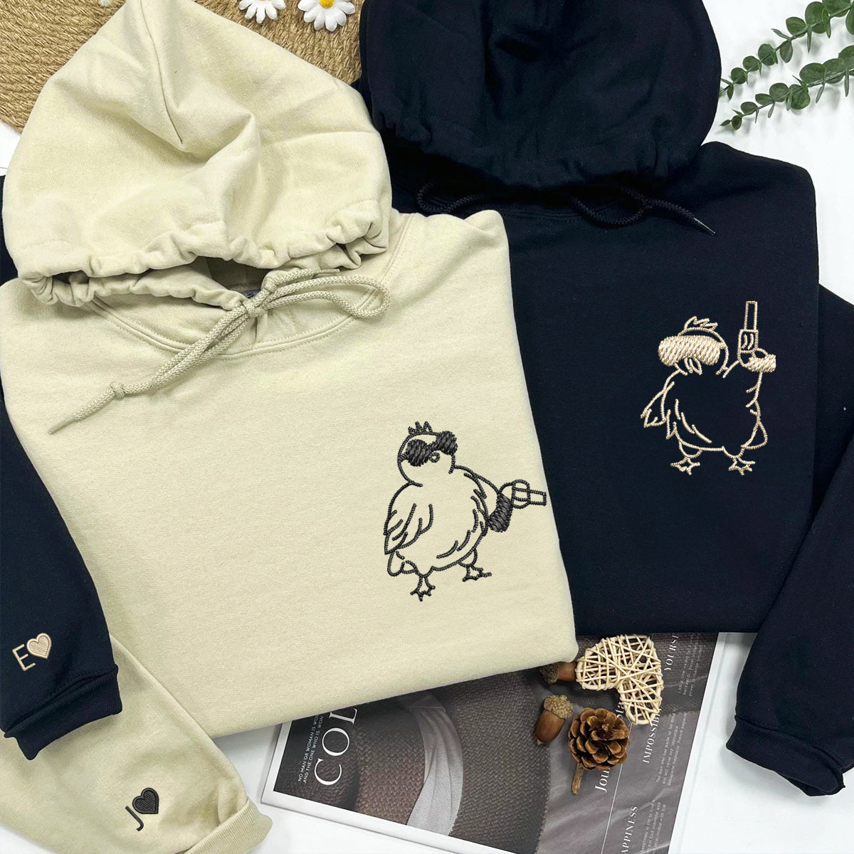 Sweats à capuche assortis avec motif poulet brodé personnalisé et pistolet pour couples