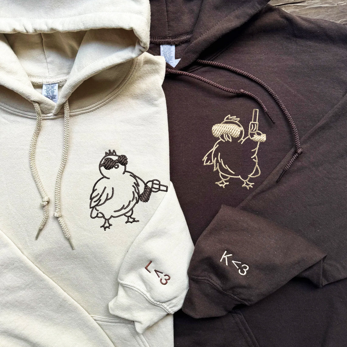 Sweats à capuche assortis avec motif poulet brodé personnalisé et pistolet pour couples