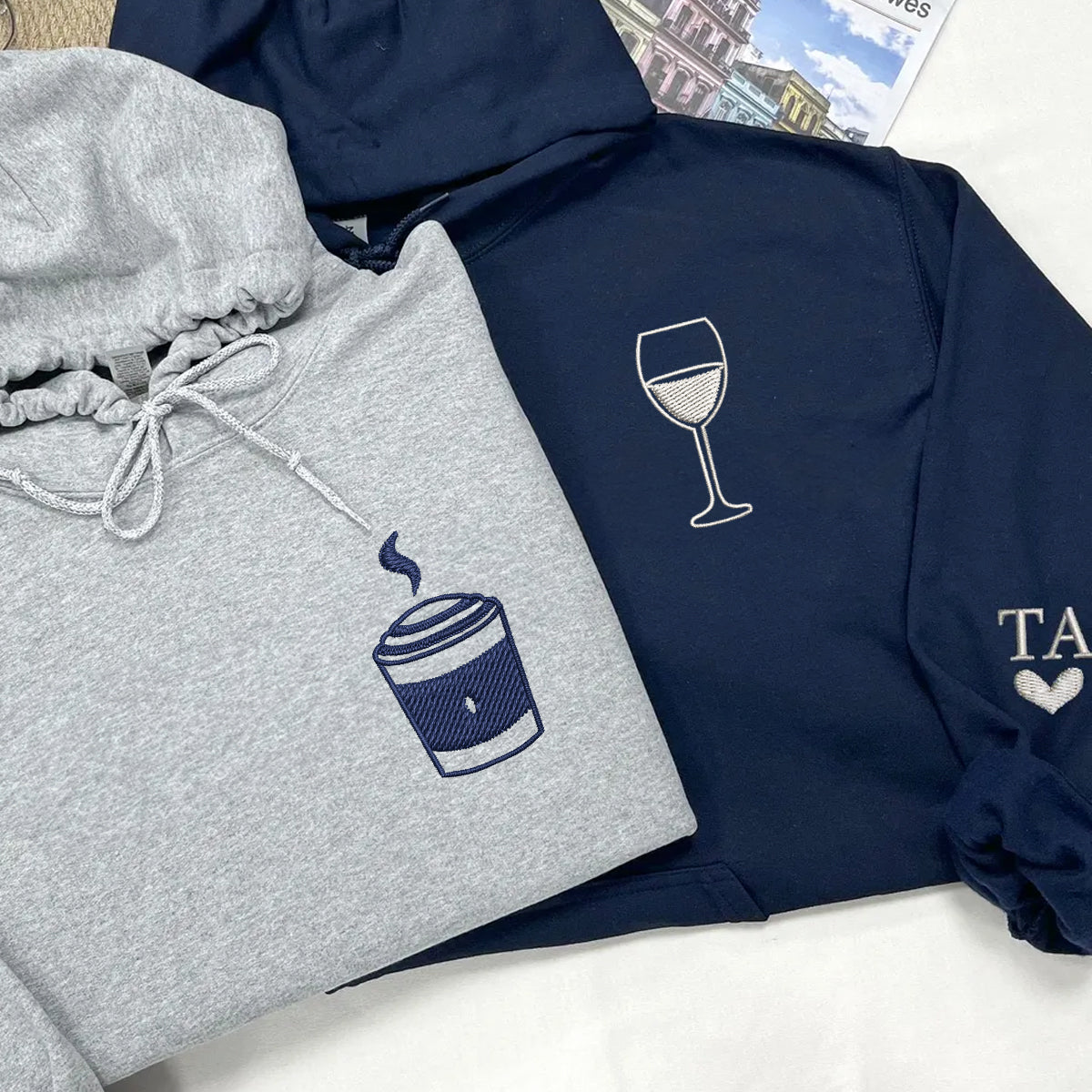 Individuell bestickte Kaffee- und Wein-Kapuzenpullover für Paare