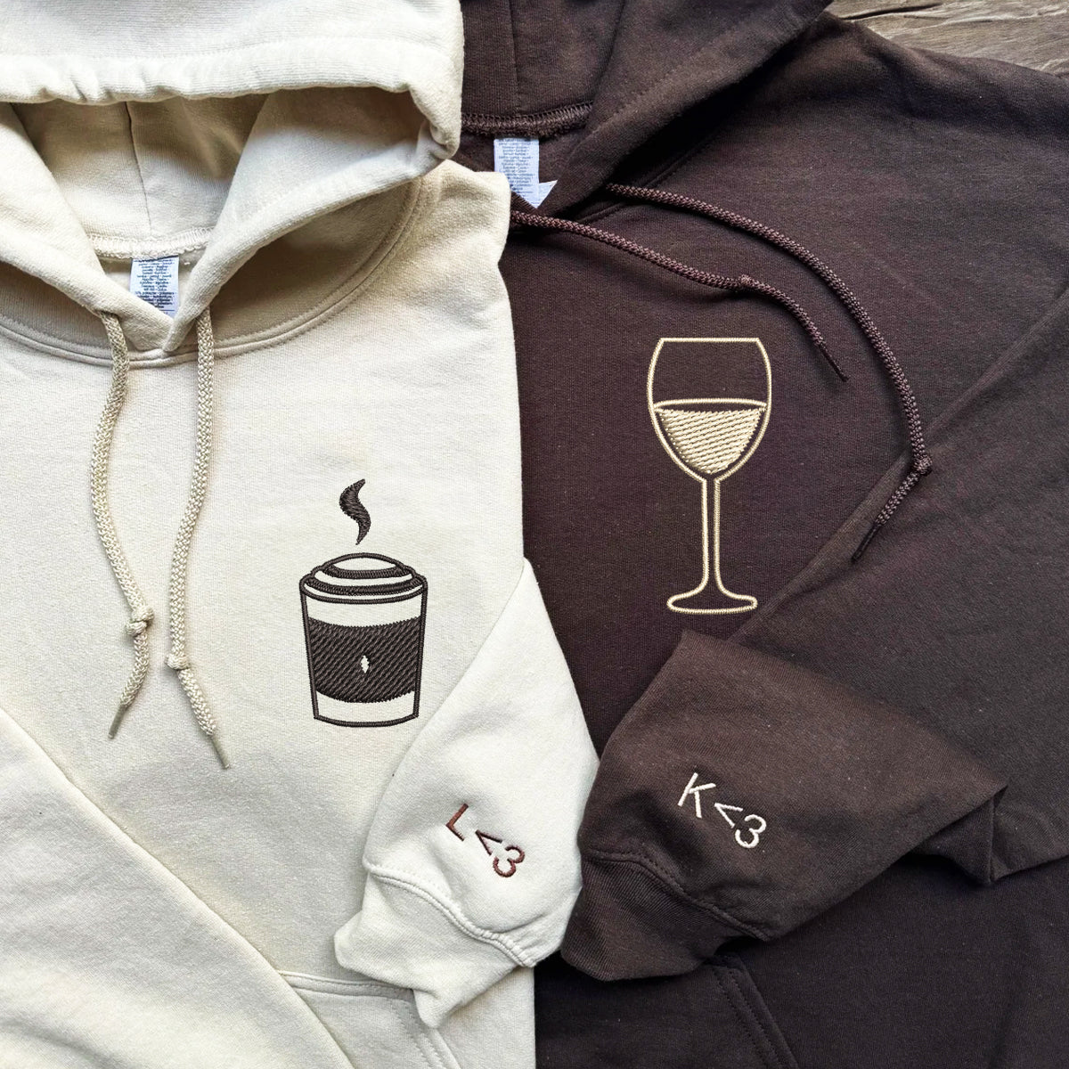 Individuell bestickte Kaffee- und Wein-Kapuzenpullover für Paare
