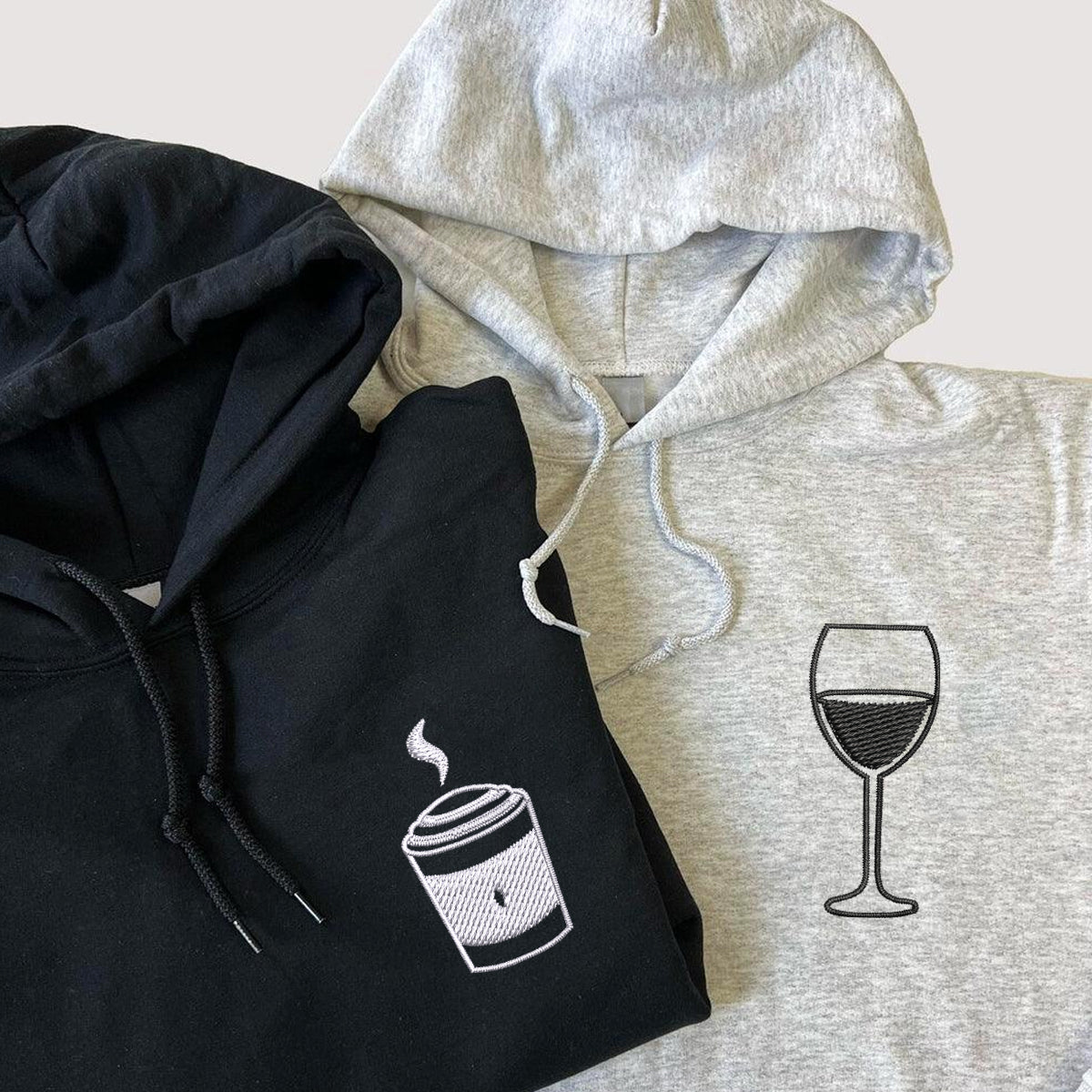 Individuell bestickte Kaffee- und Wein-Kapuzenpullover für Paare