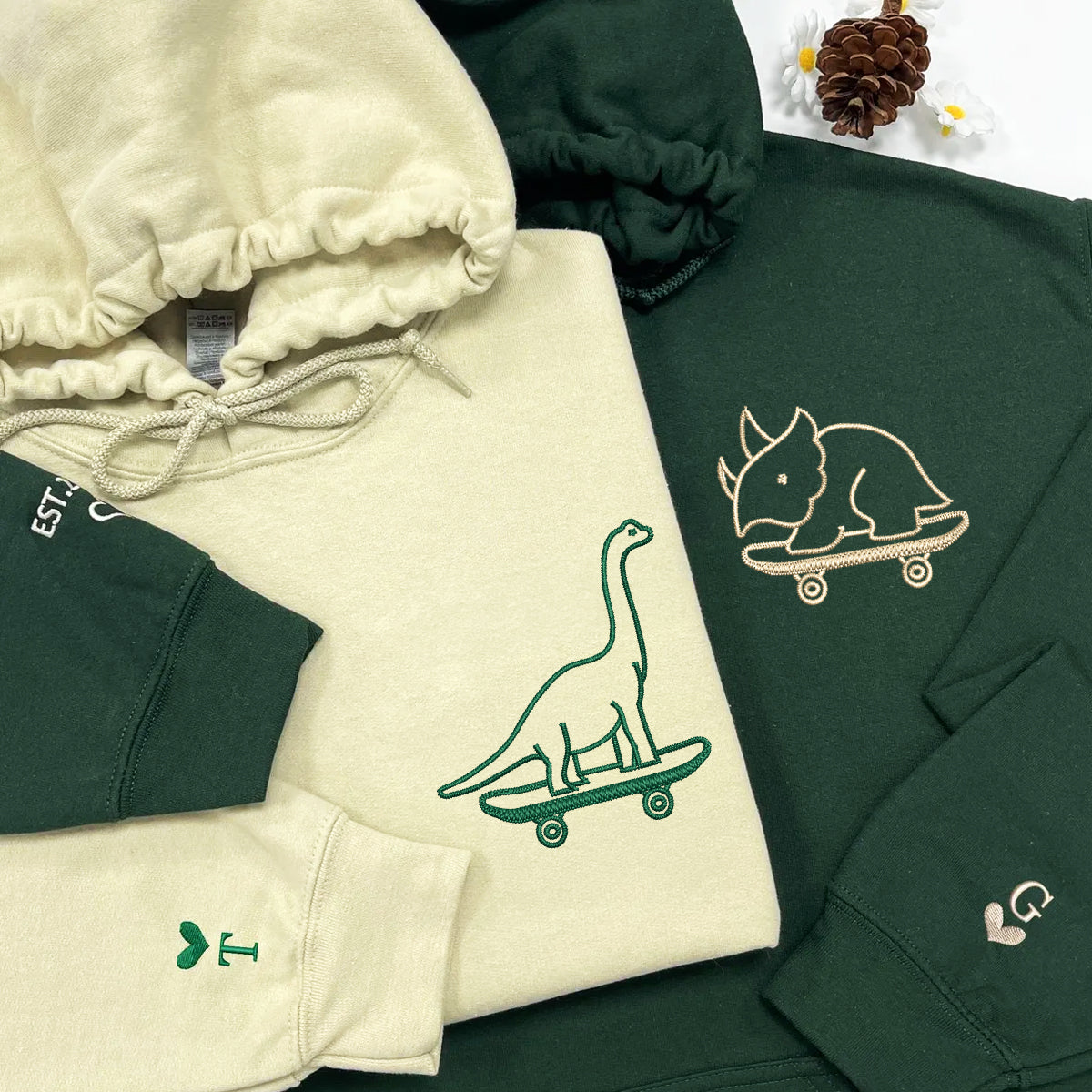 Sweats à capuche assortis brodés personnalisés avec dinosaures mignons pour couples