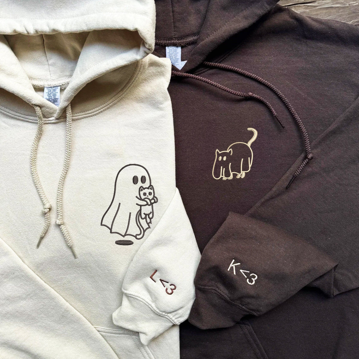 Individuell bestickte Geisterkatze-Kapuzenpullover für Paare