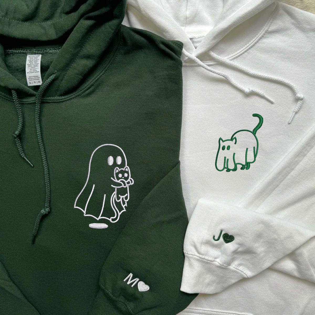 Individuell bestickte Geisterkatze-Kapuzenpullover für Paare