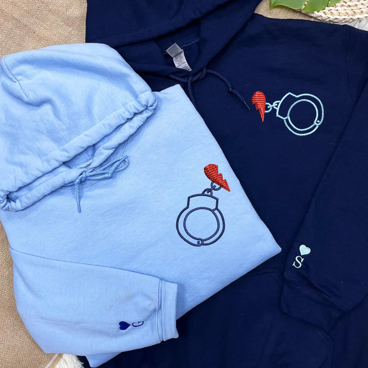 Sweats à capuche assortis avec menottes brodées personnalisées pour couples