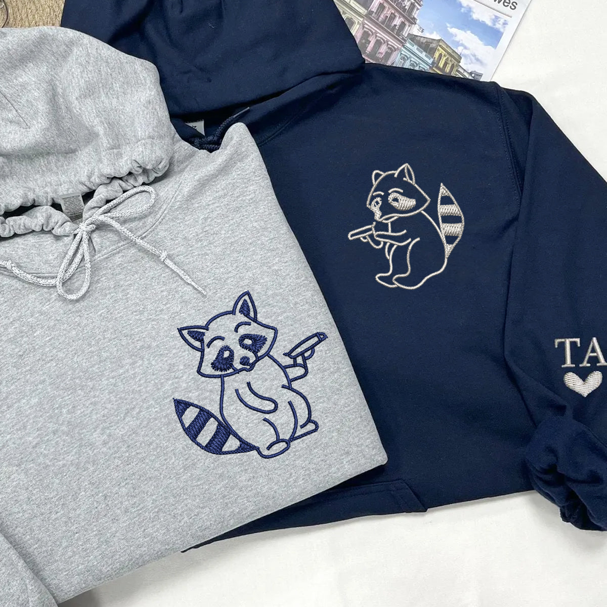 Sweats à capuche assortis personnalisés avec armes de raton laveur brodées pour couples