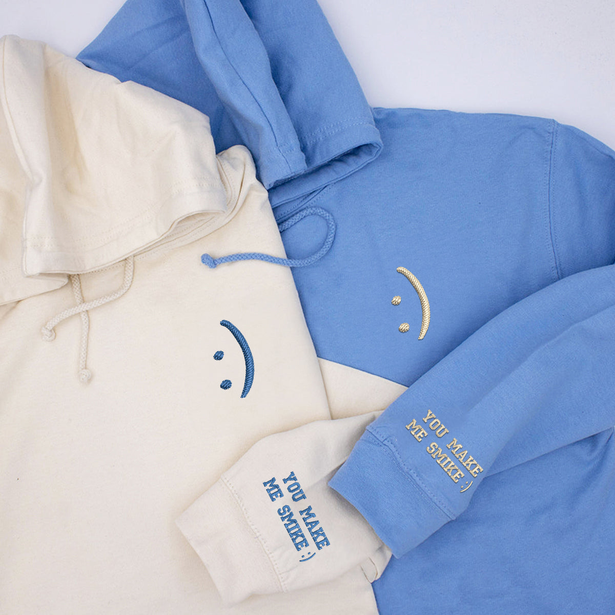 Individuell bestickte Smiley-Kapuzenpullover für Paare