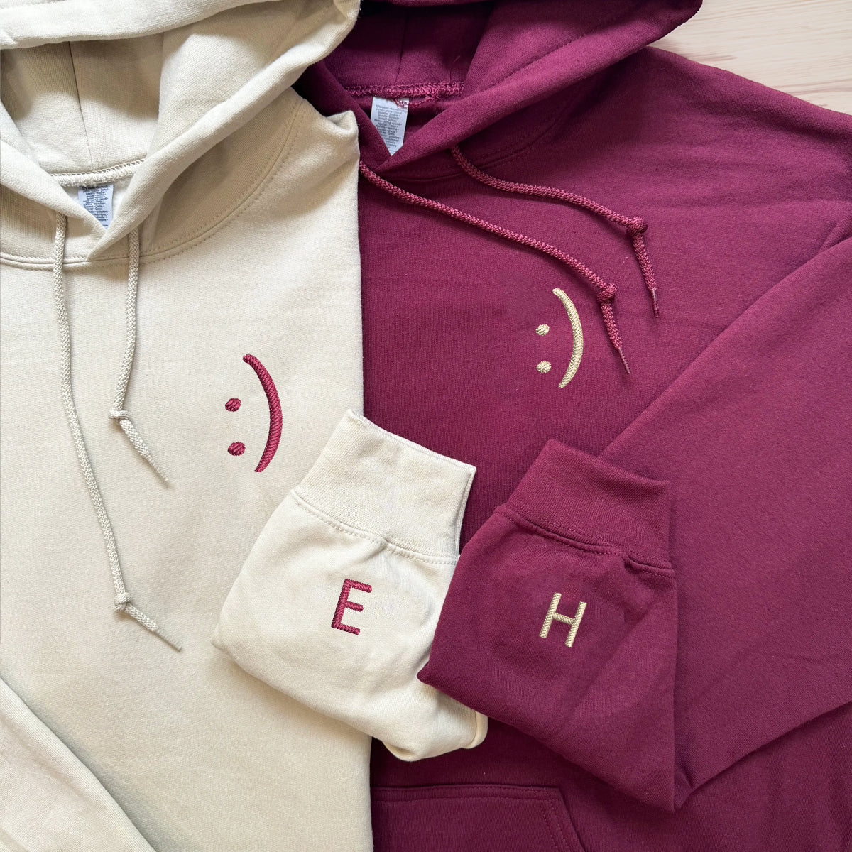 Individuell bestickte Smiley-Kapuzenpullover für Paare