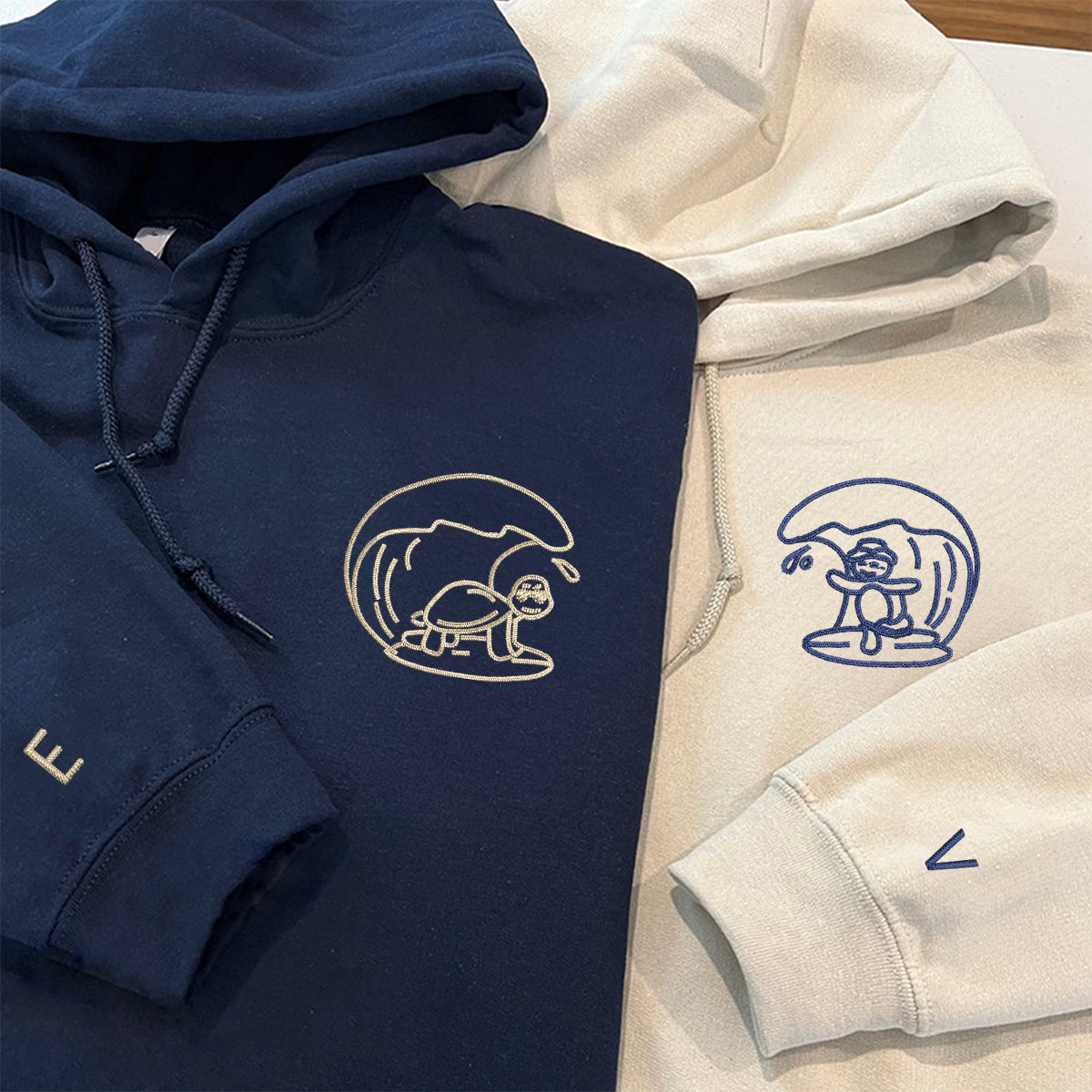Individuell bestickte Surfs Up Turtles Passende Hoodies für Paare