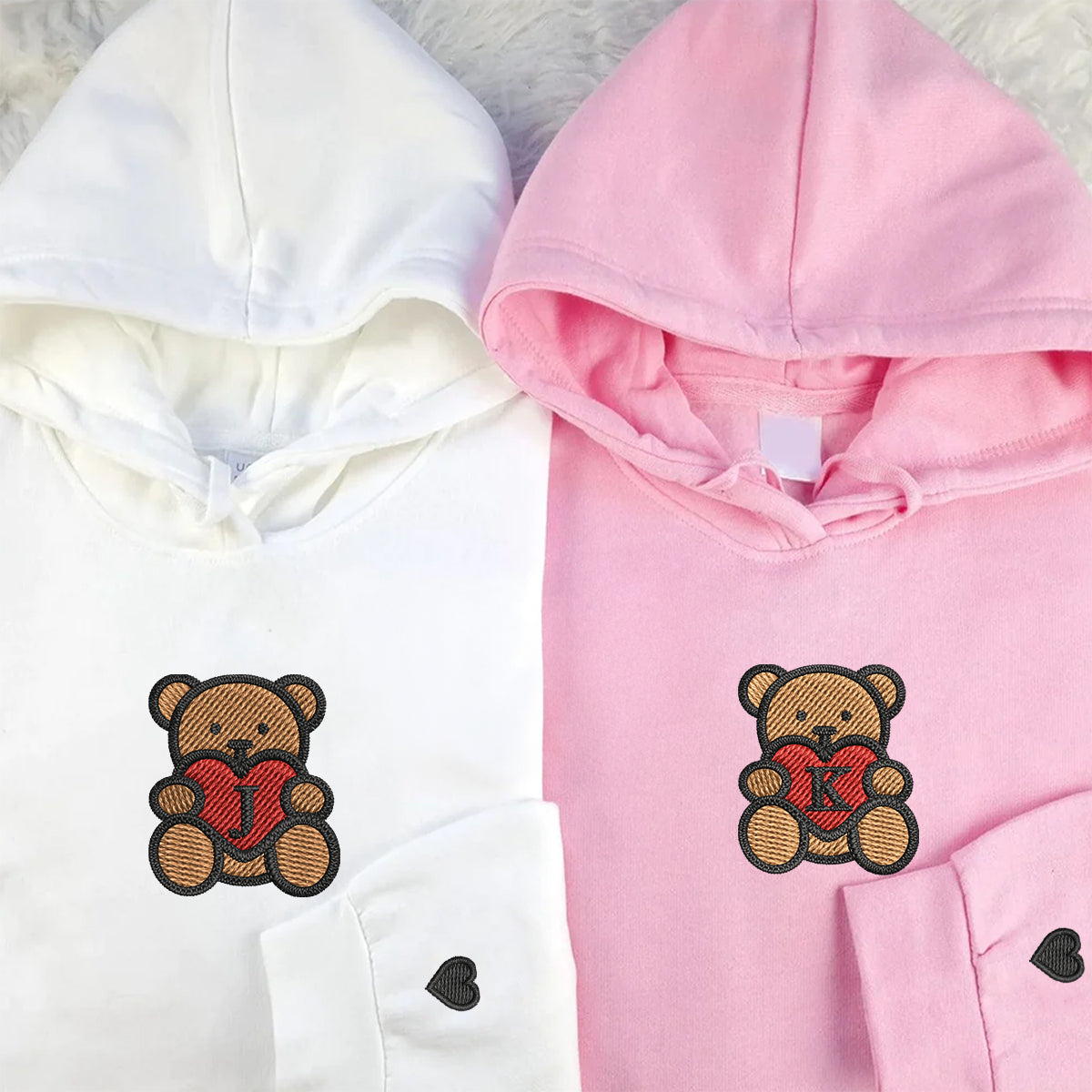 Individuell bestickte Teddybär-Herzen-Kapuzenpullover für Paare