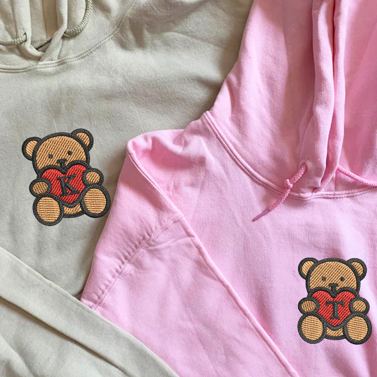 Individuell bestickte Teddybär-Herzen-Kapuzenpullover für Paare