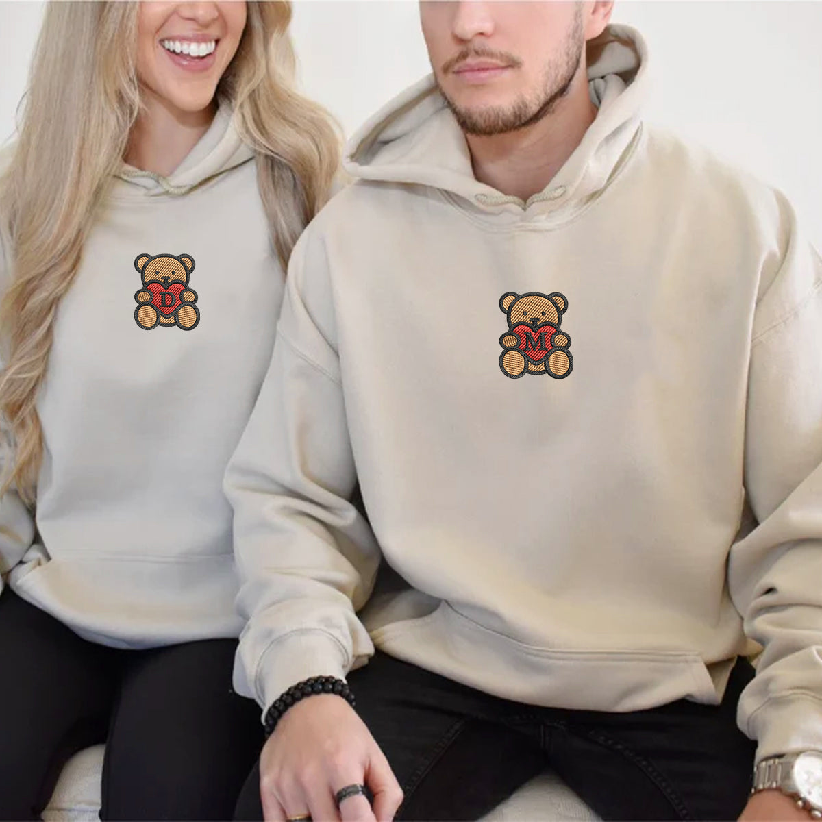 Individuell bestickte Teddybär-Herzen-Kapuzenpullover für Paare