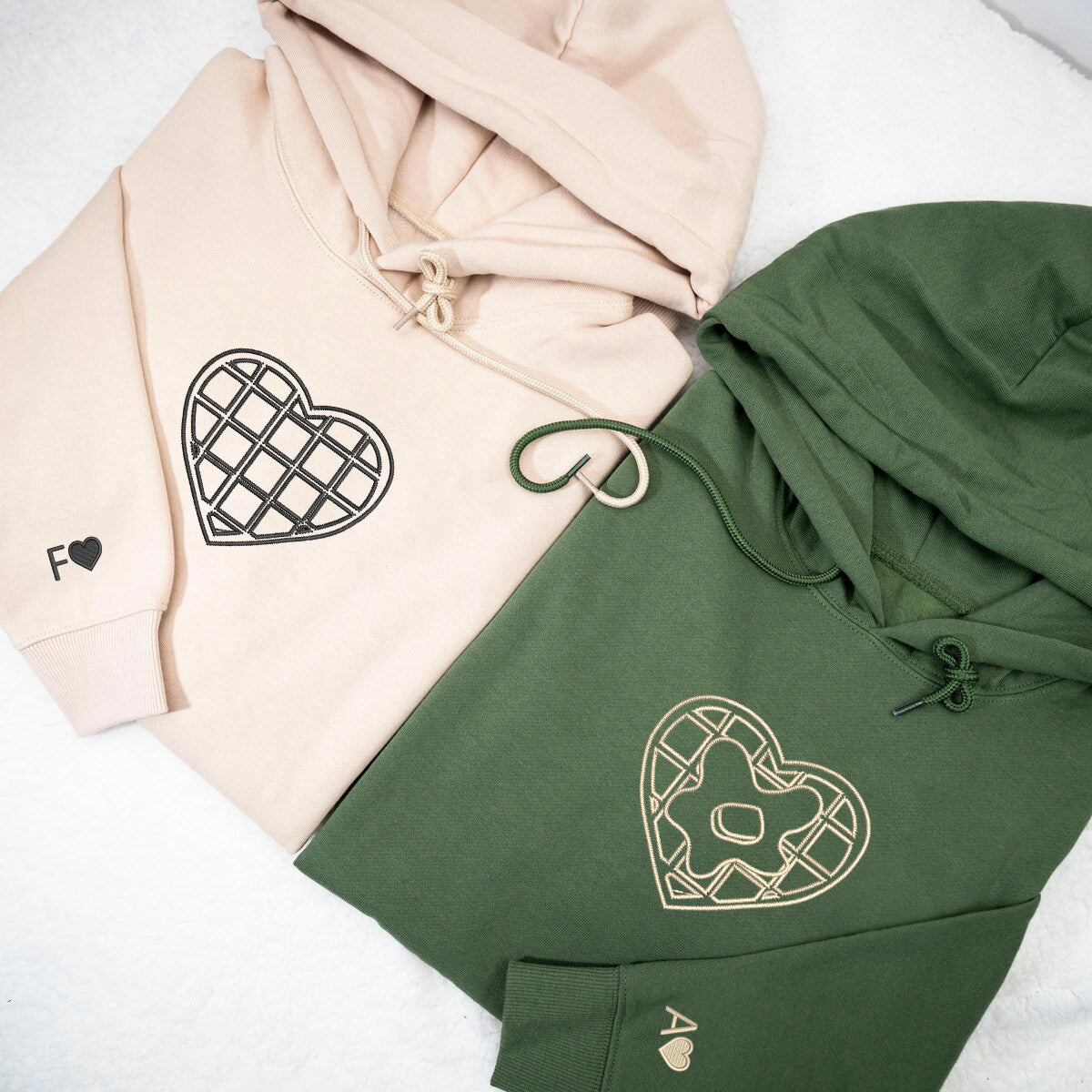 Individuell bestickte Waffelherzen passende Hoodies für Paare