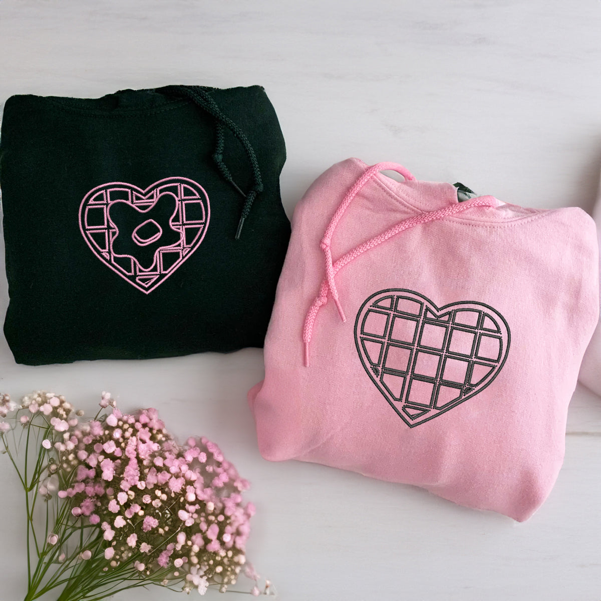 Individuell bestickte Waffelherzen passende Hoodies für Paare