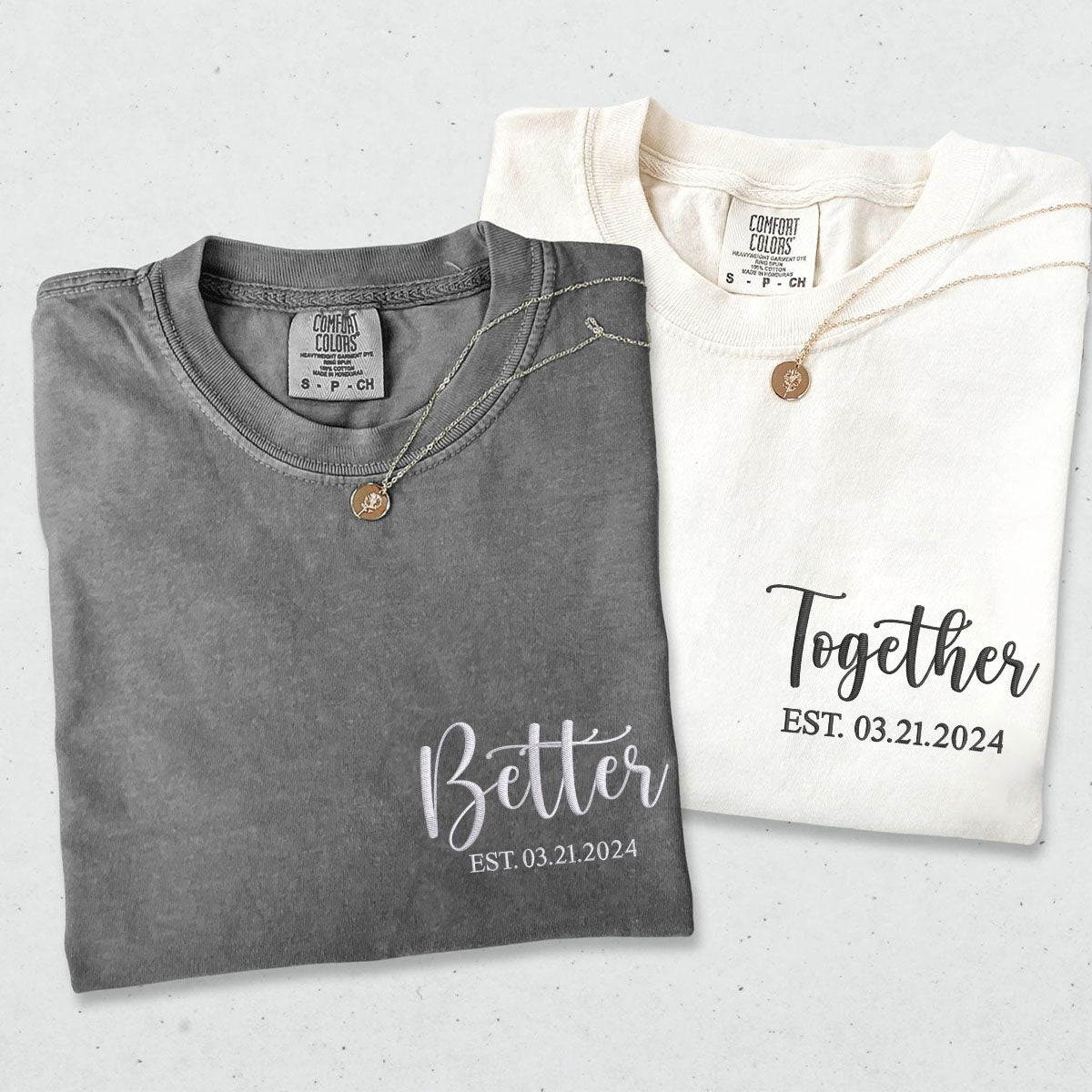 Individuell bestickte „Better Together“-T-Shirts für Paare